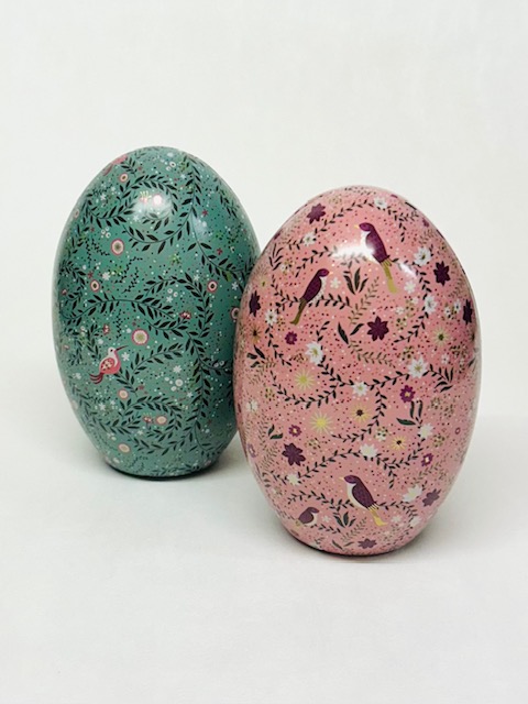 Le grand oeuf de Pâques "métal" vide